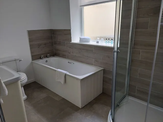 غرفة عائلية بسرير كينج وسريرين منفصلين، Osborne Hotel 2/2