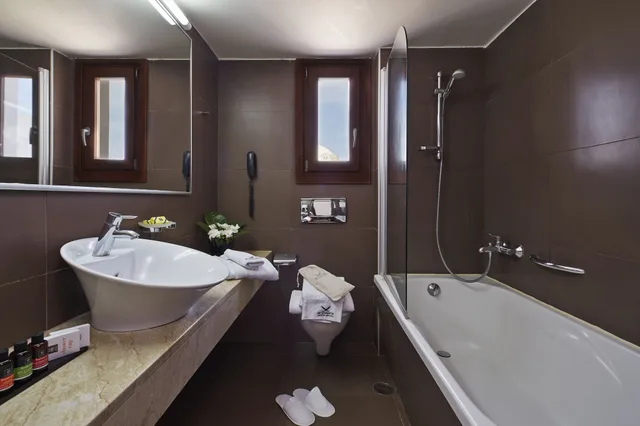 غرفة كلاسيكية بسريرين منفصلين بإطلالة على الفناء بغرفة نوم واحدة، Aressana Spa Hotel and Suites 9/10