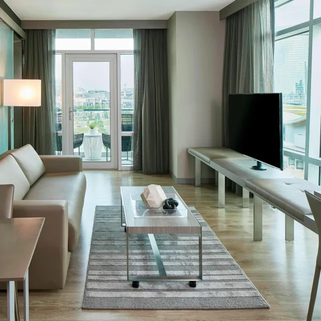 جناح جونيور ركني بسرير كينج بشرفة مع أريكة في طابق مرتفع، Ac Hotel By Marriott Nashville Downtown 1/6
