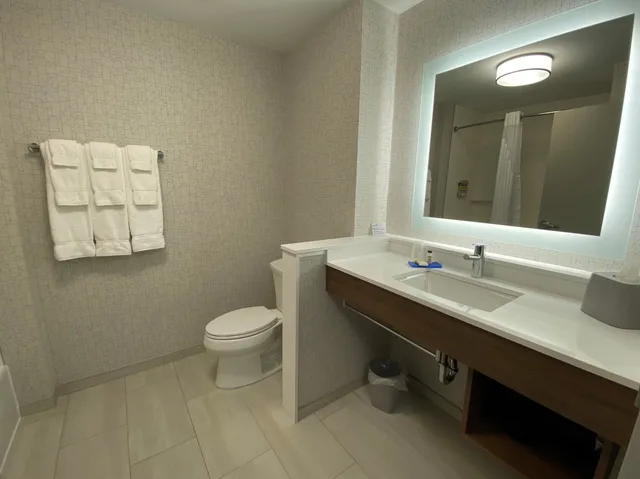غرفة قياسية بسريرين كوين بحوض استحمام لذوي الإعاقة، Holiday Inn Express Suites Aurora 5/6