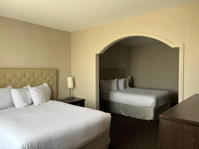 غرفة بسرير كينج وسريرين كوين، Ramada by Wyndham Estevan 1/2