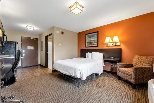 Efficiency, Queen Bed، Suburban Studios Washington, PA 1/7