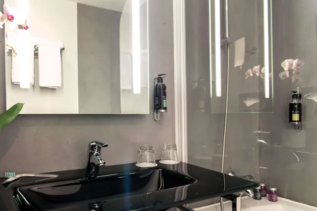 Connecting, Classic, King Bed, Best Western Hotel De La Cite & Spa 3/4