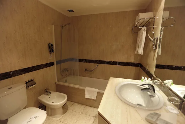 جناح بريميوم جونيور بسرير كينج بإطلالة على البحر، Bayview Hotel, Beirut 5/5