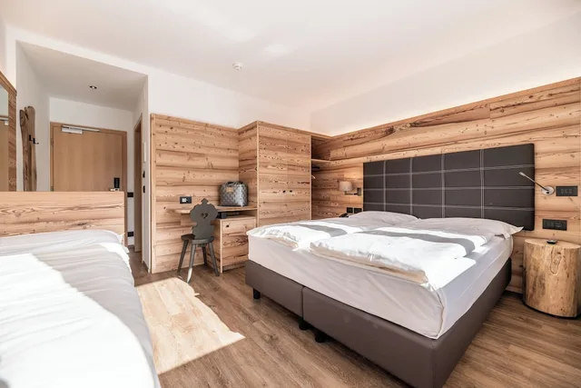 Comfort, Triple, 1 King and 1 Single Beds, Back Side, Hotel Sporting Ravelli 3/5