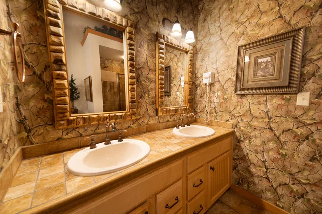 كابينة غراند بسريرين كينج بشرفة بـ4 غرف نوم مع أريكة، Cabins At Grand Mountain By Thousand Hills Resort 4/7