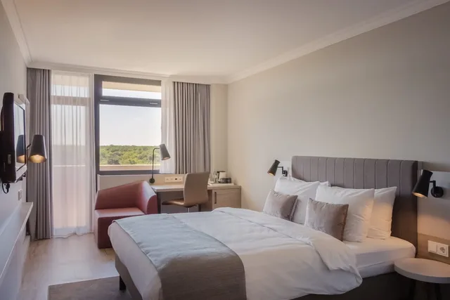 غرفة قياسية بسرير كوين في طابق مرتفع، Crowne Plaza Frankfurt Congress Hotel 2/7