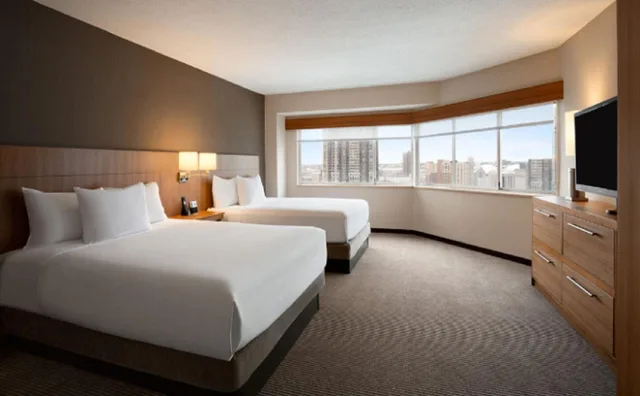 جناح بسرير كينج وسريرين كوين بغرفتي نوم مع أريكة بحوض استحمام لذوي الإعاقة، Hyatt Place Minneapolis Downtown 1/4