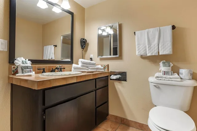 جناح بسريرين كوين مع أريكة بمطبخ، Best Western Rose Garden Inn 5/6