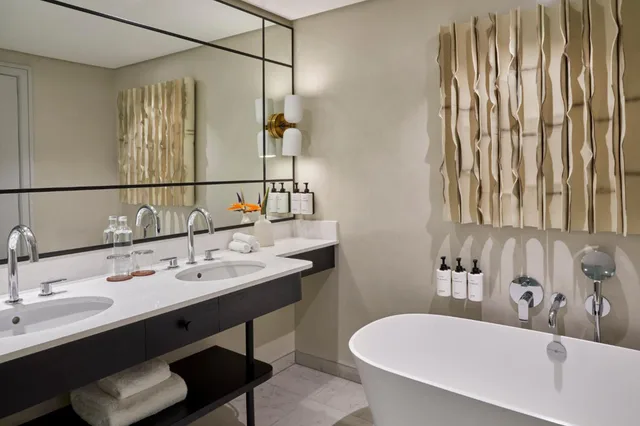 جناح بسرير كينج بإطلالة على الجبل بشرفة بغرفة نوم واحدة، InterContinental Table Bay Cape Town by IHG 7/9