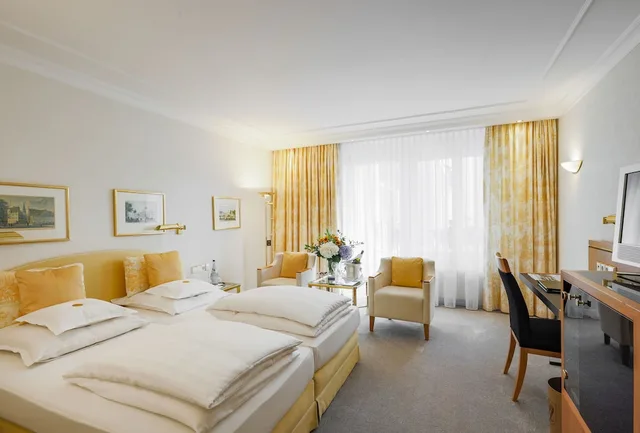 غرفة بسرير مزدوج بإطلالة على الحديقة بشرفة، Bayerischer Hof 1/3
