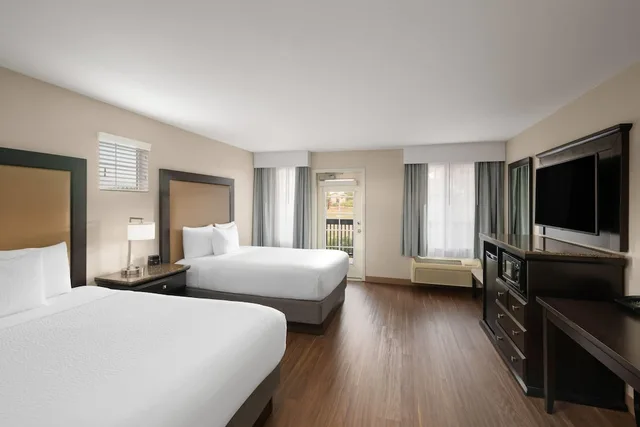 غرفة تنفيذية بسريرين كوين بشرفة، La Quinta Inn And Suites By Wyndham Paso Robles 2/4