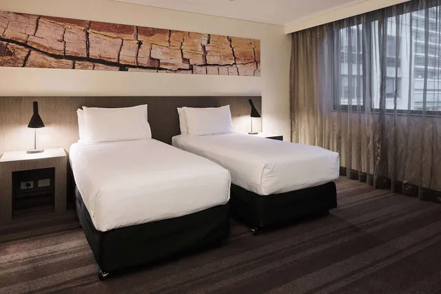 غرفة ديلوكس رباعية بسريرين مزدوجين، RYDGES WORLD SQUARE 1/7