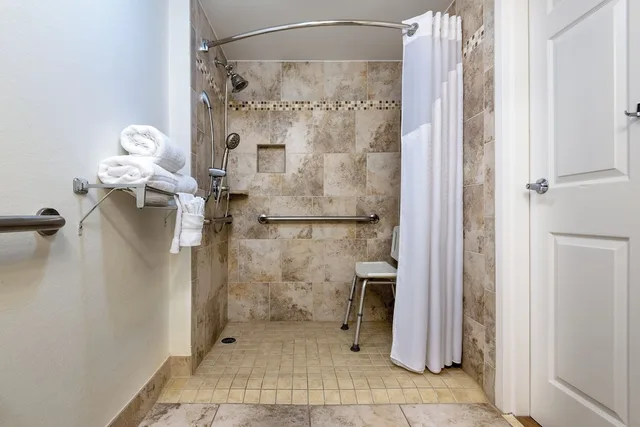 غرفة قياسية بسريرين كوين لذوي الإعاقة، Holiday Inn Ft. Lauderdale-Airport 3/3