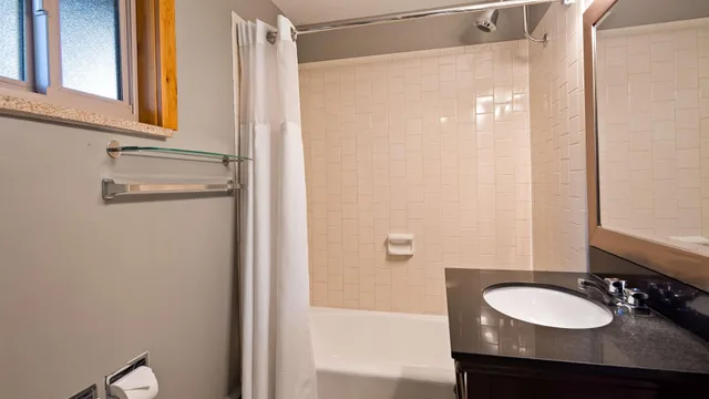 غرفة بسرير كينج يُسمح فيها بالحيوانات الأليفة، Best Western Ptarmigan Lodge 3/3