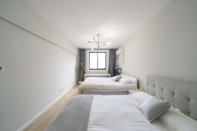 3 Bedrooms, Comfort, Apartment, 1 Double and 3 Queen Beds, Bathtub, Book and Bed-People's Square 2/10