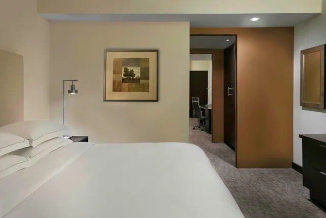 جناح تنفيذي بسرير كينج بغرفة نوم واحدة، Hilton Toronto Markham Suites Conference Centre Spa 2/2