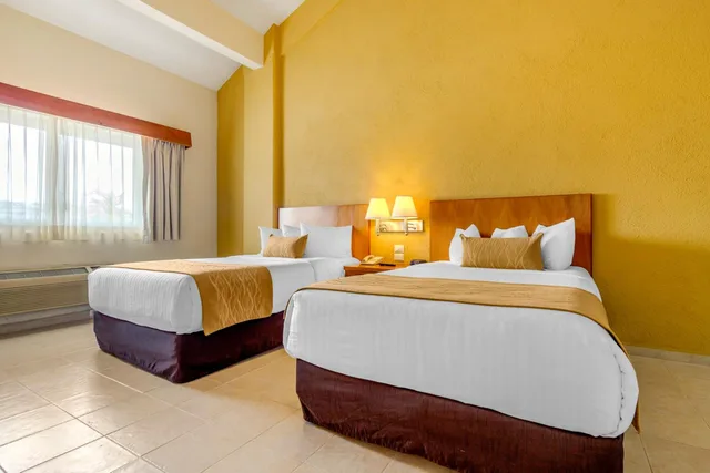 غرفة رباعية كبيرة لذوي الإعاقة، Comfort Inn Puerto Vallarta Golfside & Marina 2/10