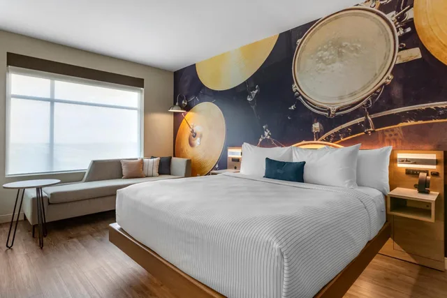 جناح بسرير كينج يُسمح فيها بالحيوانات الأليفة، Cambria Hotel Austin Airport 1/4
