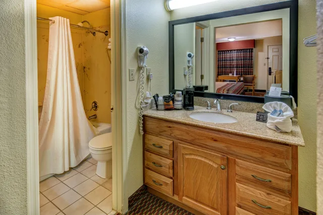 2 Rooms, Suite, 1 King and 2 Queen Beds, Best Western Inn Russellville AR 2/2