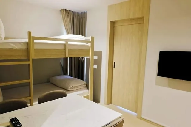 جناح عائلي بسرير كينج وسرير بطابقين بإطلالة على البحر بغرفتي نوم، Worita Cove Hotel 1/1