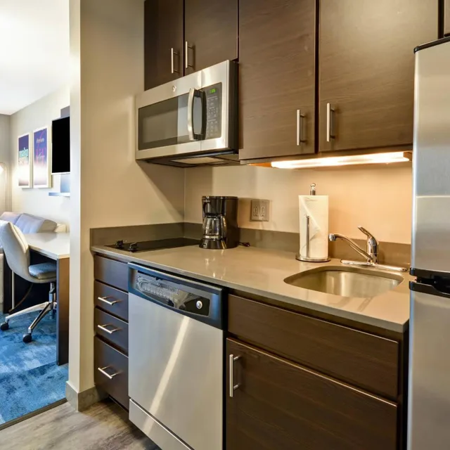 جناح بسرير كوين بغرفة نوم واحدة مع أريكة بحوض استحمام لذوي الإعاقة، TOWNEPLACE SUITES DOVER ROCKAWAY 2/2