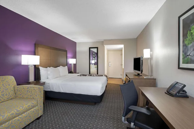 غرفة، La Quinta Inn & Suites by Wyndham Rancho Cordova Sacramento 2/2