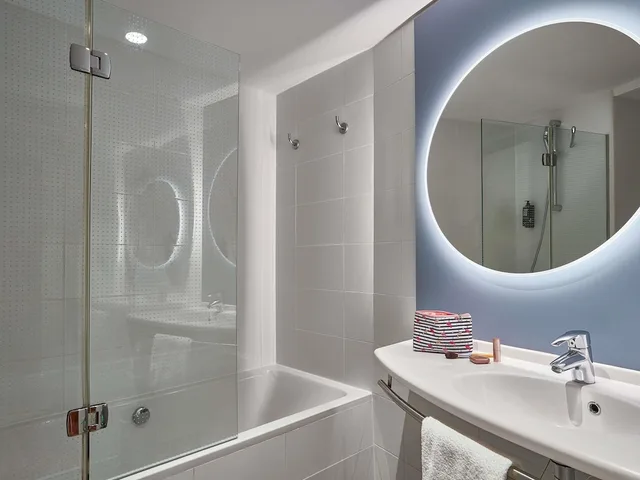 غرفة قياسية بسرير مزدوج وسرير فردي، Ibis Barcelona Santa Coloma 4/4