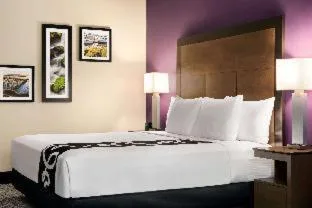 Room, La Quinta Inn And Suites by Wyndham Burlington 2/2