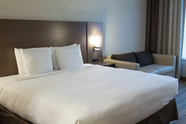 Studio, Suite, King Bed, Jetted Tub, Country Inn & Suites by Radisson, Platteville, WI 1/7