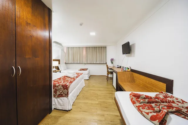 غرفة تنفيذية رباعية بسرير مزدوج وسريرين منفصلين، Hotel Dan Inn Curitiba By Nacional Inn 8/10
