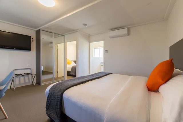 غرفة بريميير بسرير كينج وسرير كينج وسريرين منفصلين بغرفتي نوم، Mick O Sheas Hotel 1/10
