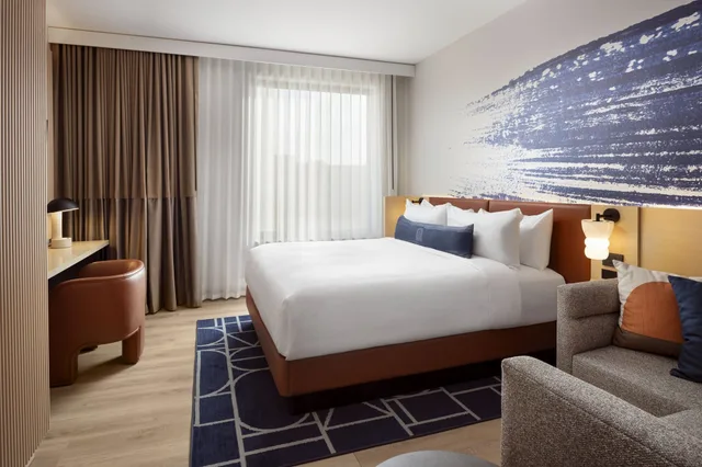 Standard, King Bed, City View, Cascade Hotel, Kansas City, a Tribute Portfolio Hotel 1/5