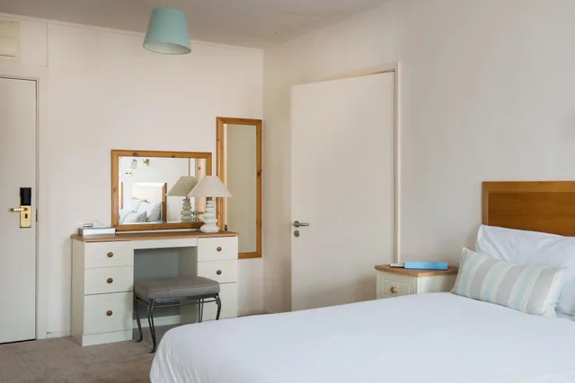 Basic, Double Bed, Great Western Hotel 2/7