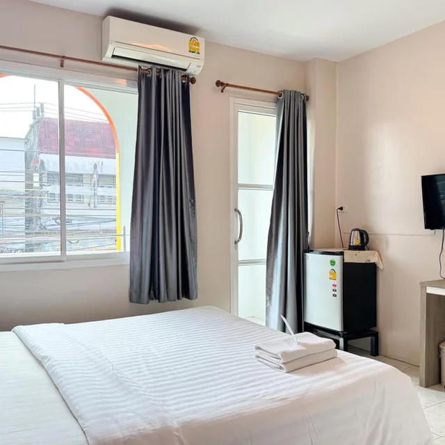 غرفة بسرير كينج بشرفة، Jacky Chan Hotel 1/9
