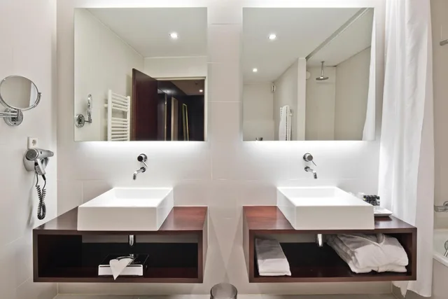 Executive, Suite, Double Bed, Golden Tulip Sao Joao da Madeira Hotel 6/10