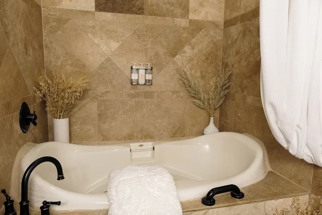 جناح بسرير كينج مع أريكة، The Lodge Above Town Creek 5/6
