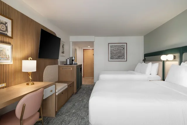 غرفة قياسية بسريرين كوين بإطلالة على المسبح، Holiday Inn Hotel And Suites Virginia Beach North Beach 8/10