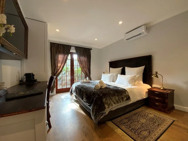 Room, 4 People, Queen Bed, Large، Goblin S Mead 2/8