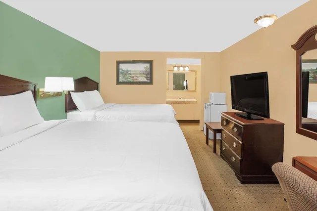 room, 2 double beds, accessible, Knights Inn Battle Creek 1/2