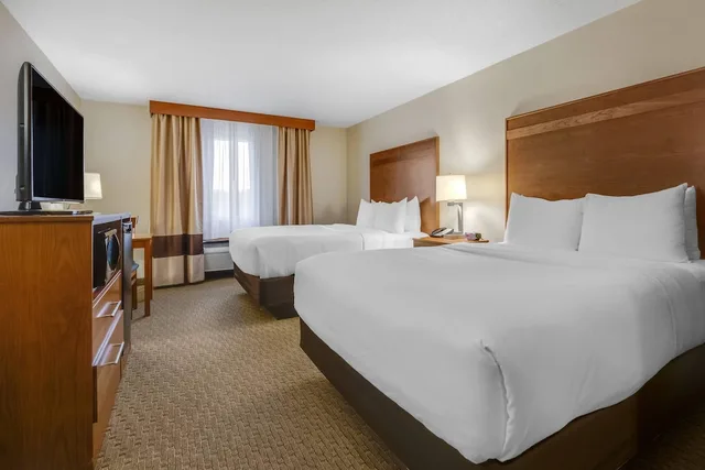 غرفة بسريرين كوين يُسمح فيها بالحيوانات الأليفة في الطابق الأرضي، Comfort Inn Millersburg, OH 2/9