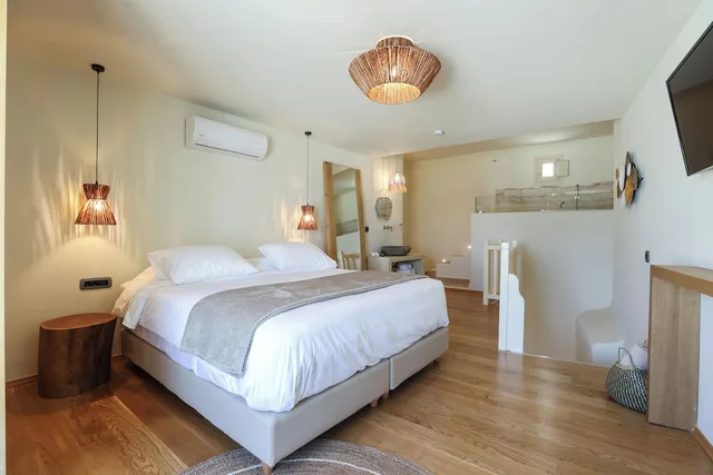 Maisonette, Double Bed, Sofa, Hot Tub, Pool Access, Life Suites 1/2