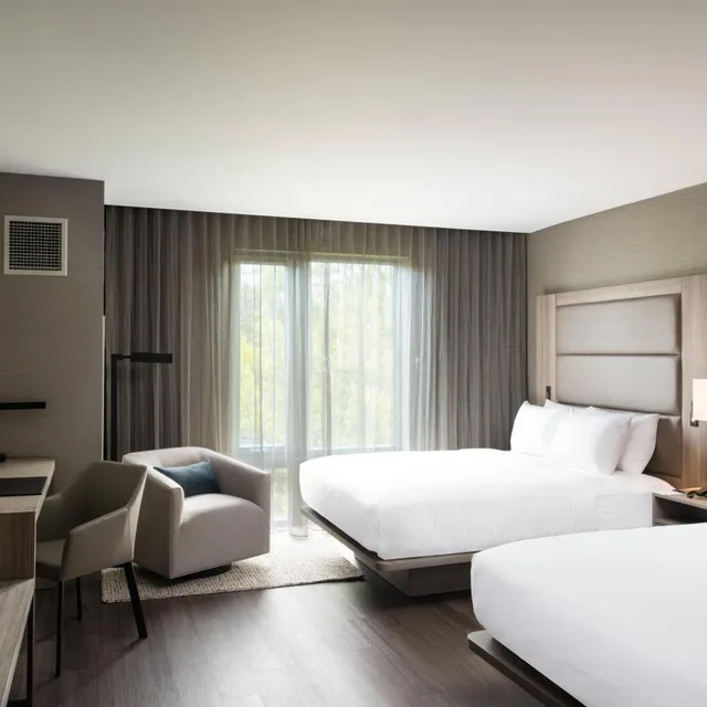 غرفة بسريرين كوين بحوض استحمام لذوي الإعاقة، AC Hotel by Marriott Boston Cleveland Circle 2/3