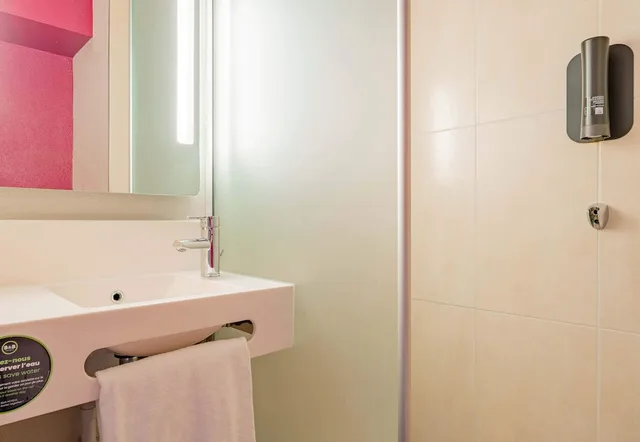 غرفة بسريرين منفصلين، B&B HOTEL Lens Musée du Louvre 5/5