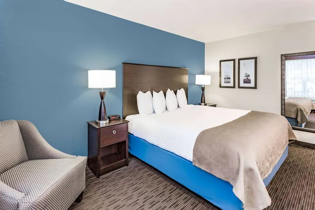 غرفة بسرير كوين لذوي الإعاقة، AmericInn by Wyndham Burnsville 2/3