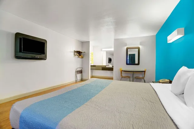 غرفة قياسية بسرير كينج، Motel6 Anderson, CA - Redding Airport 4/8