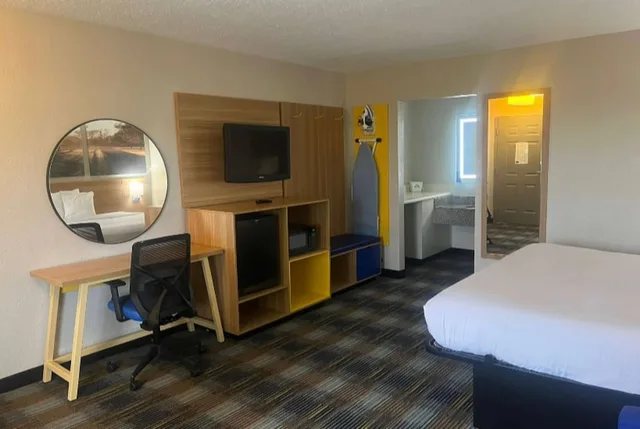 غرفة قياسية بسرير كينج، Days Inn & Suites by Wyndham Mobile 5/8