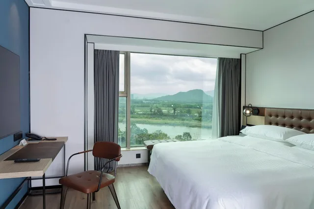 Premium, Queen Bed, Four Points By Sheraton 2/10