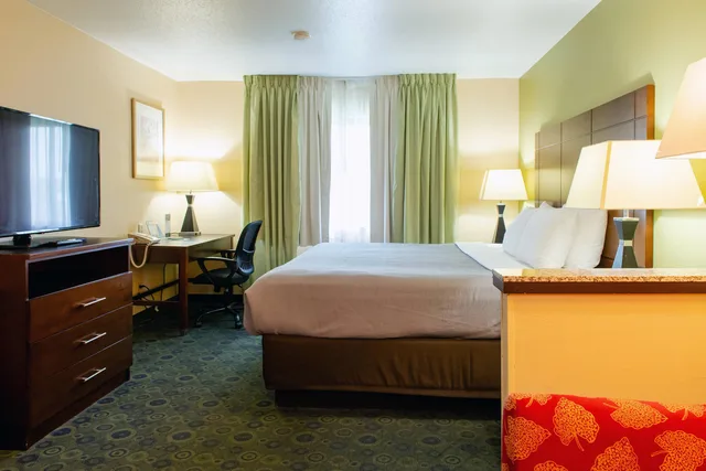 Efficiency, Suite, King Bed, Quality Inn & Suites Bloomington I-55 and I-74 3/6