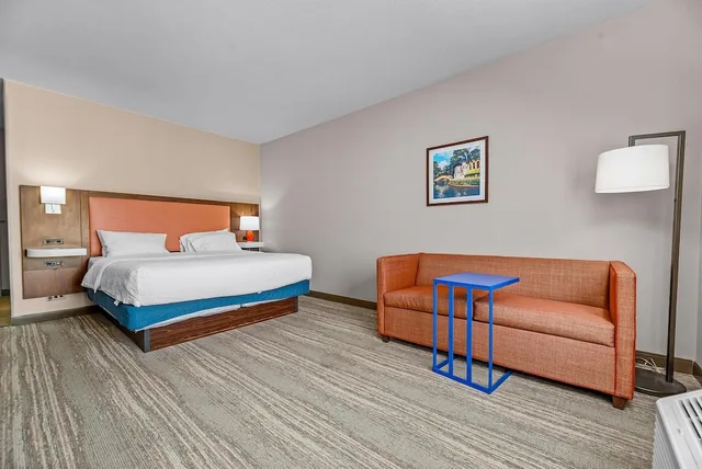 Study, King Bed, Sofa، Hampton Inn & Suites New Braunfels 1/10